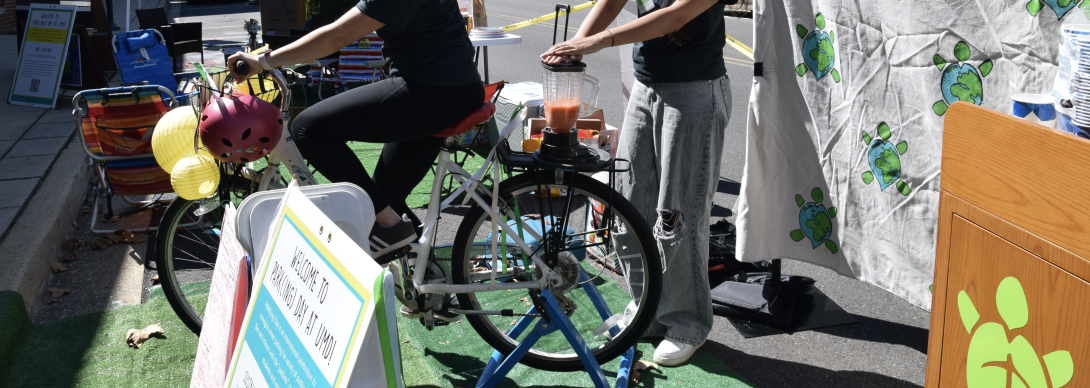 smoothie bike in action during Park(ing) Day